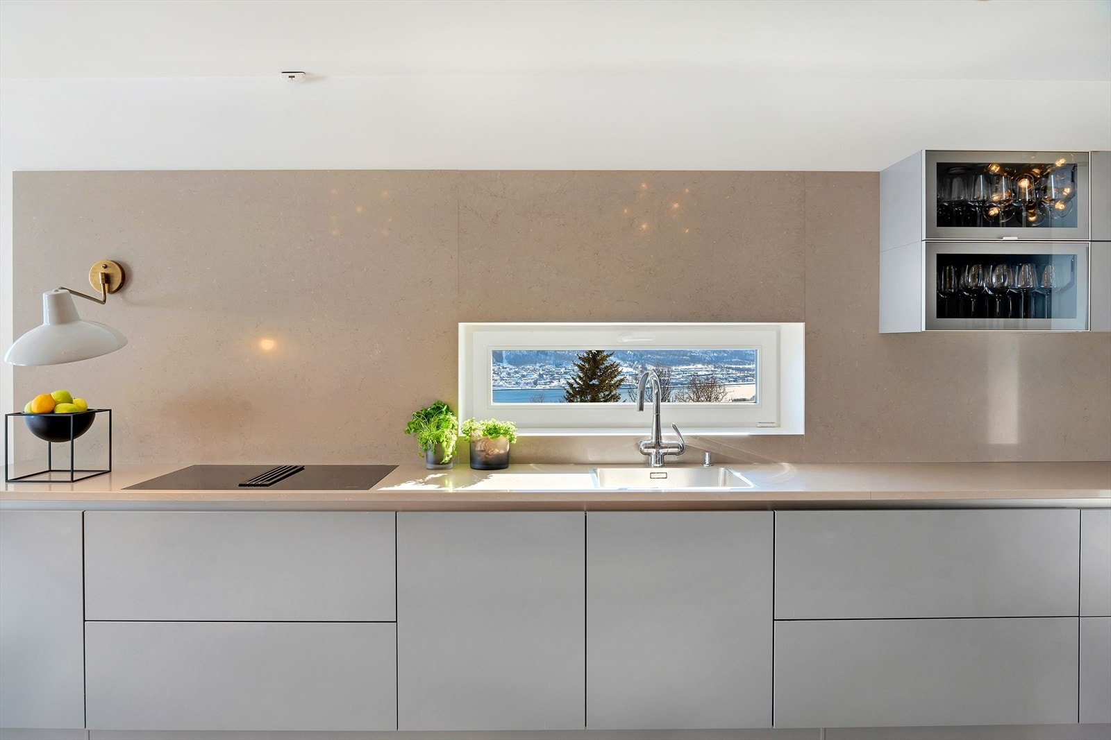 Her har man god oppbevaringsplass i underskap og rikelig med benkeplass, samt integrerte hvitevarer. Benkeplate av stein. Galleribilde