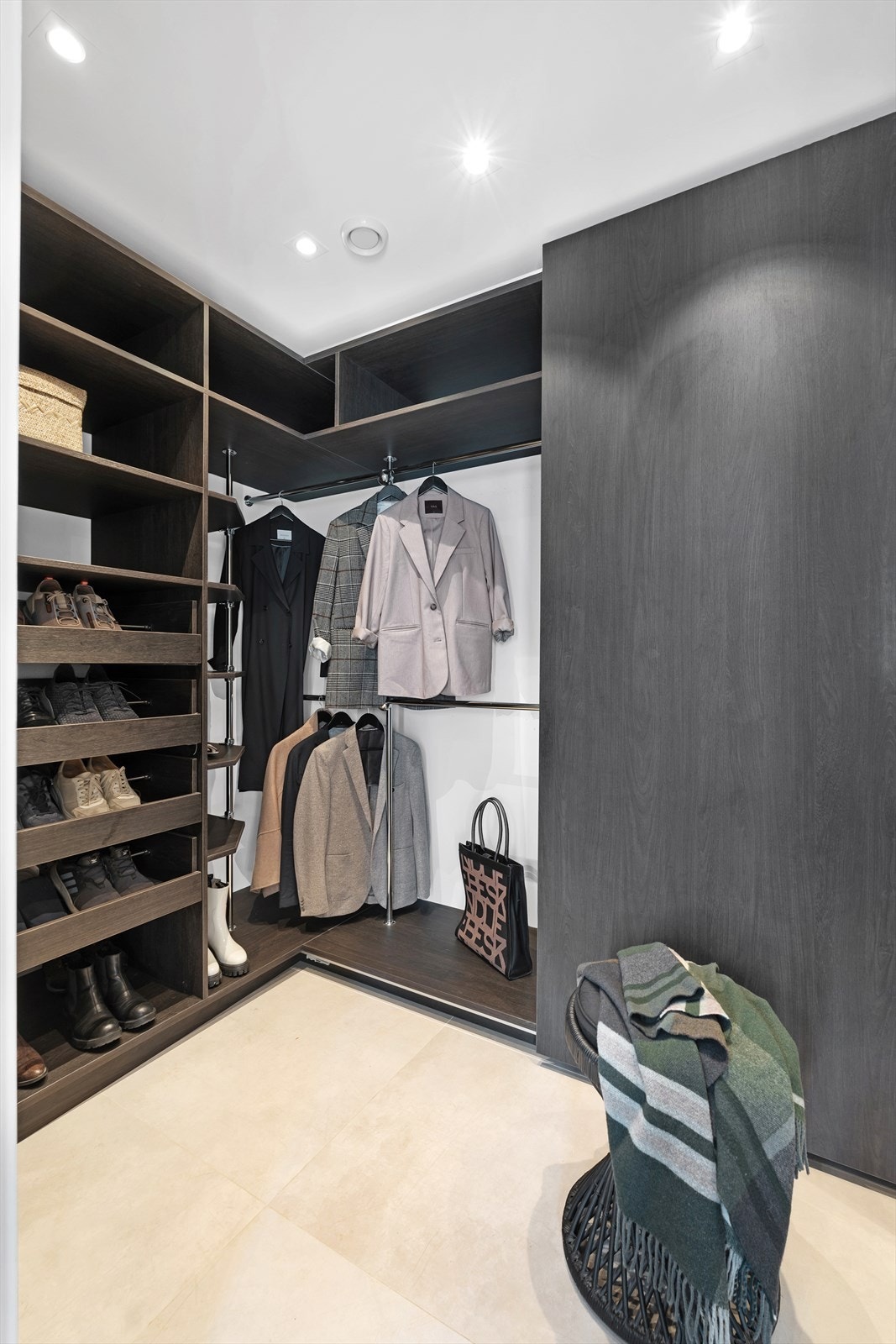 Her har man rikelig oppbevaringsplass for både inne- og yttertøy, like ved utgangsdøren. Galleribilde