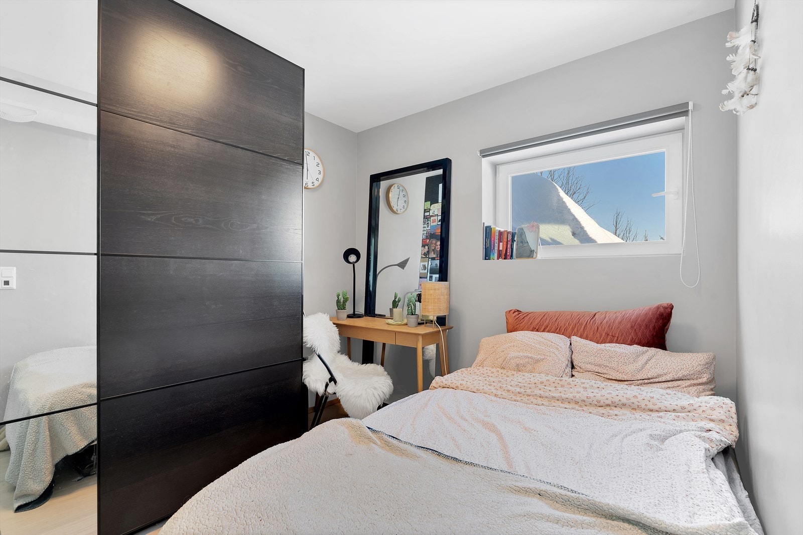 Soverom 2 med skyvedørsgarderobe, og gode møbleringsmuligheter. Galleribilde