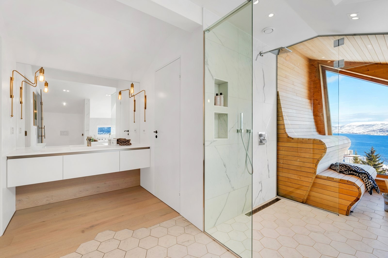 "Spaavdeling" med direkte adkomst til hovedsoverommet. Galleribilde