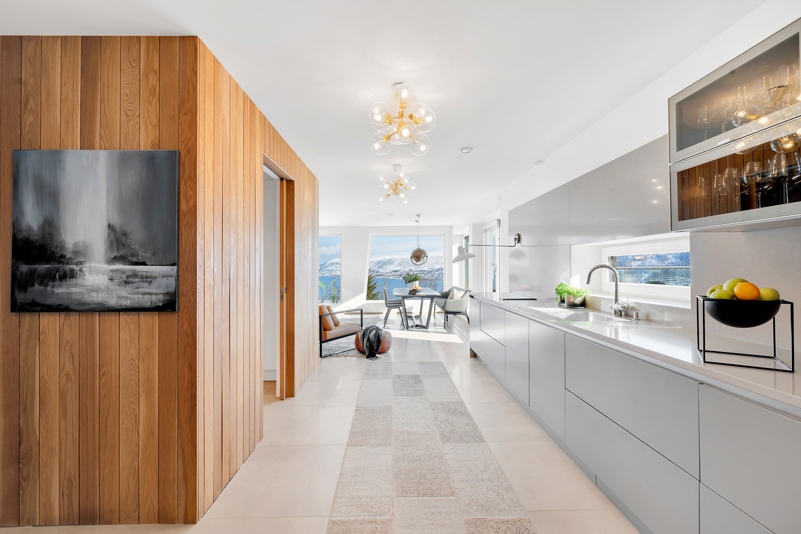 Boligen har et adskilt grovkjøkken, som muliggjør en mer luftig og estetisk kjøkkenløsning i tilknytning til stuen. Galleribilde