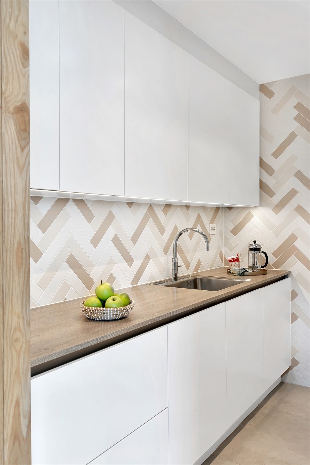 Med oppvaskkum også på grovkjøkkenet, kan man stue unna skitne kopper og kar, og med dette holde hovedkjøkkenet pent til enhver tid. Kjøkkenet er videre utstyrt med kokende vann-kran (også kalt Quooker). Galleribilde