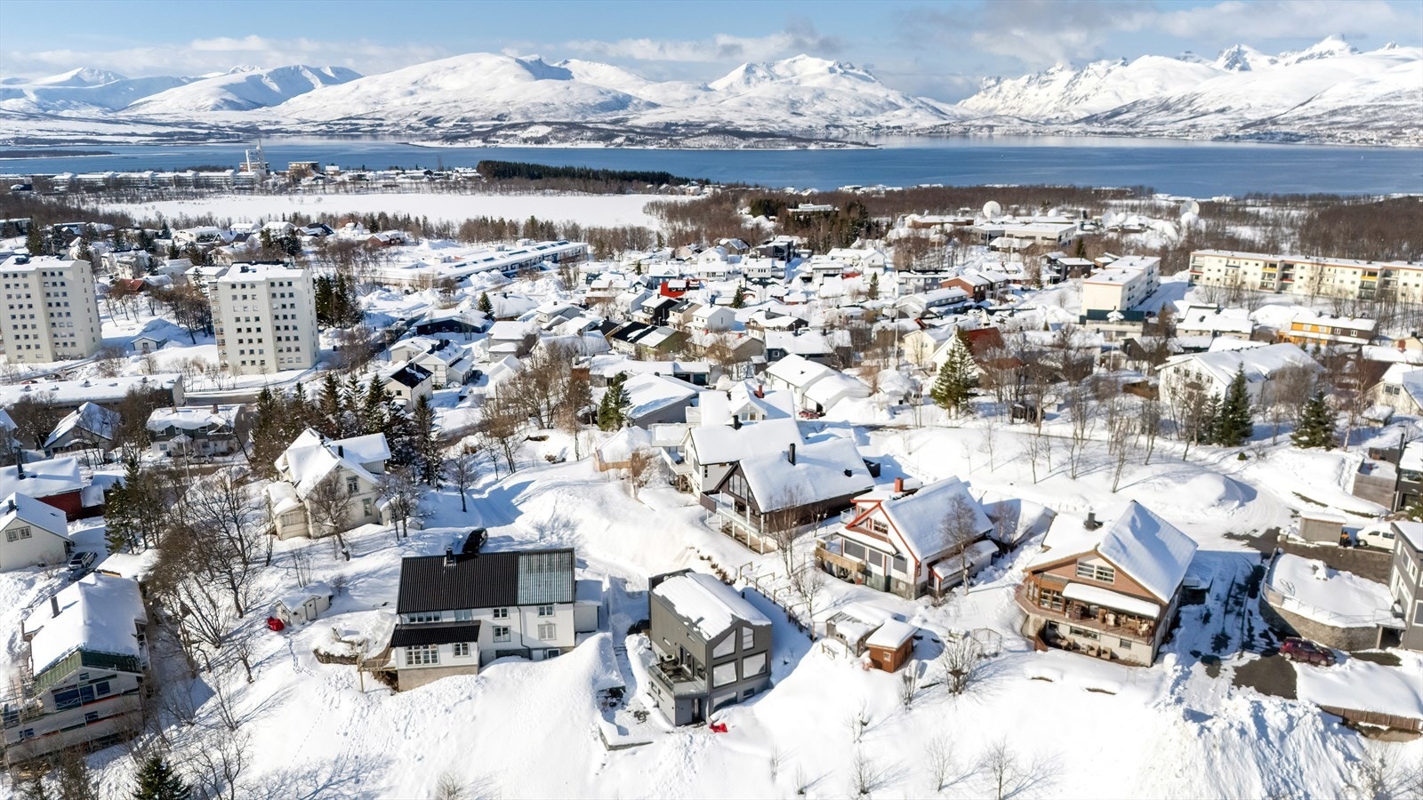 Boligen befinner seg i et rolig nabolag, hovedsakelig bestående av eneboliger. Galleribilde