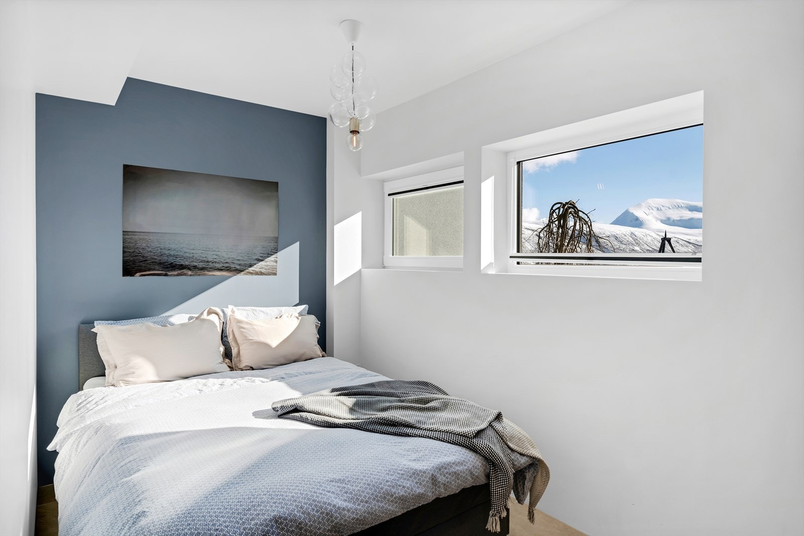 På boligens første plan finner du et av tre soverom tilknyttet hovedenheten. Galleribilde