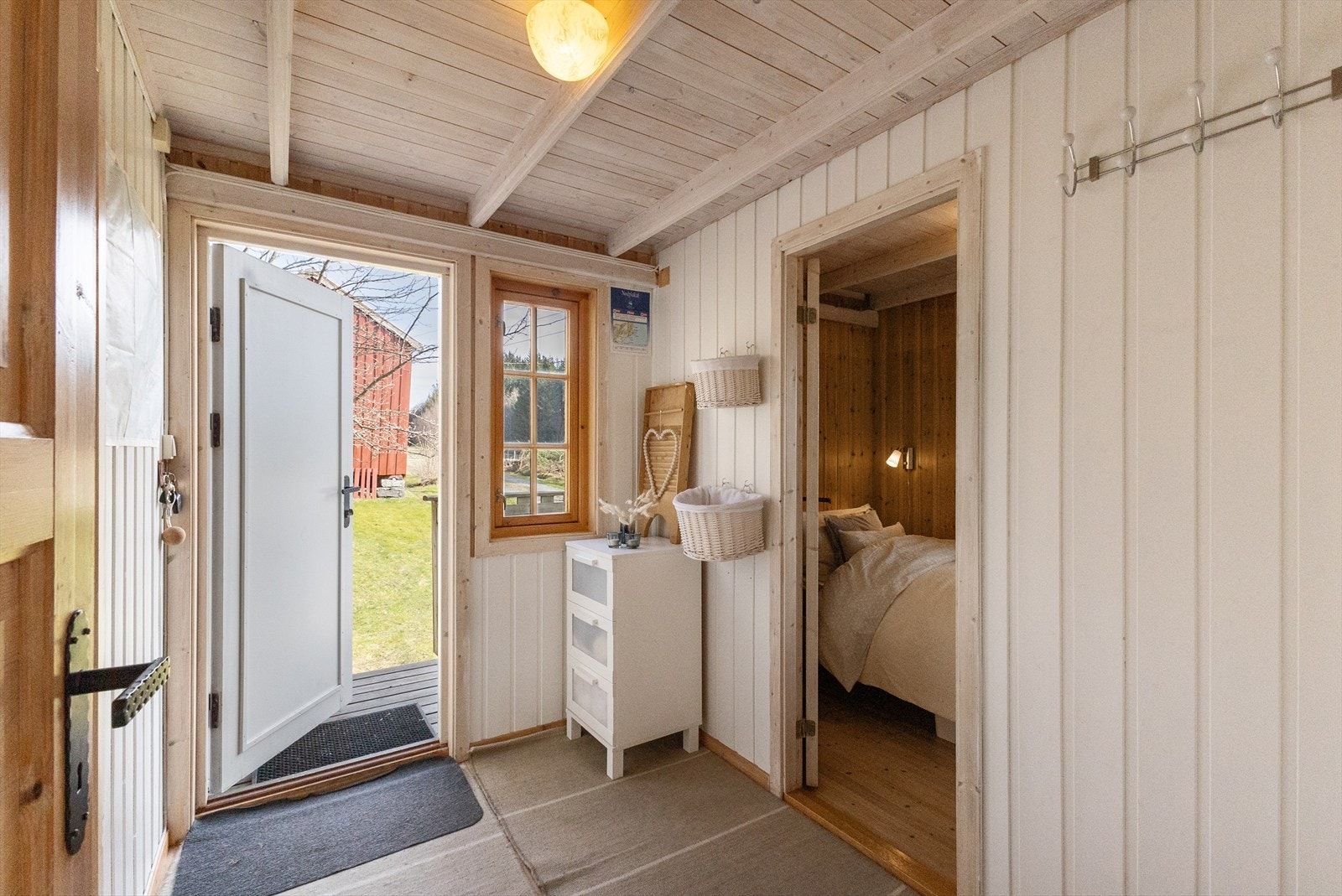 Entre/gang. Ett av totalt tre soverom på høyre hånd. Galleribilde