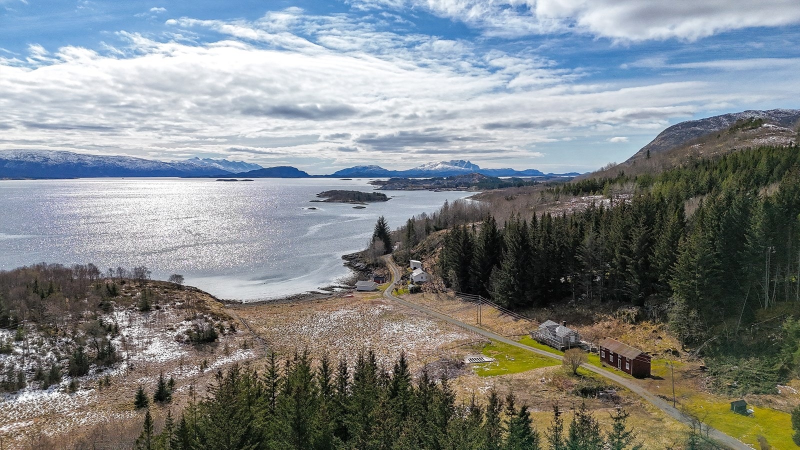 Aktiv Eiendomsmegling v/Tomi Christian Johansen, presenterer her en koselig fritidseiendom, beliggende på vakre Tomma, bestående av hytte, naust og våningshus/enebolig. Galleribilde