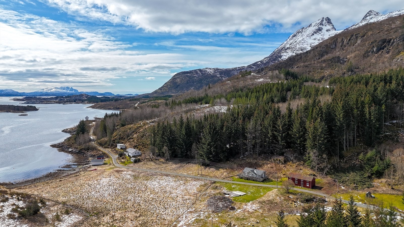 Tomma er en øy med variert natur, inkludert fjell som Tomskjevelen og vakre kystområder. Galleribilde