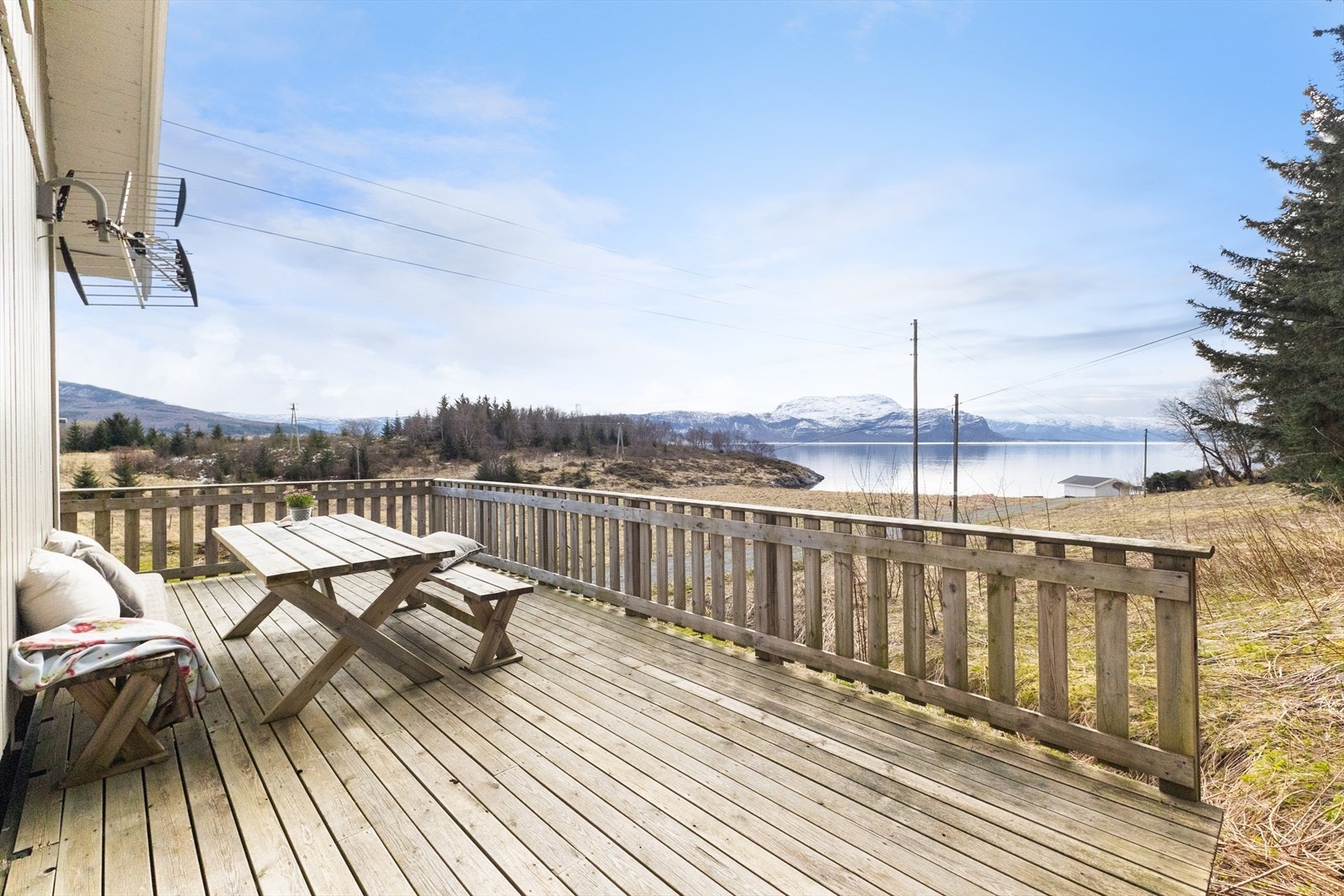 Ca. 60kvm terrasse på hytta. Galleribilde