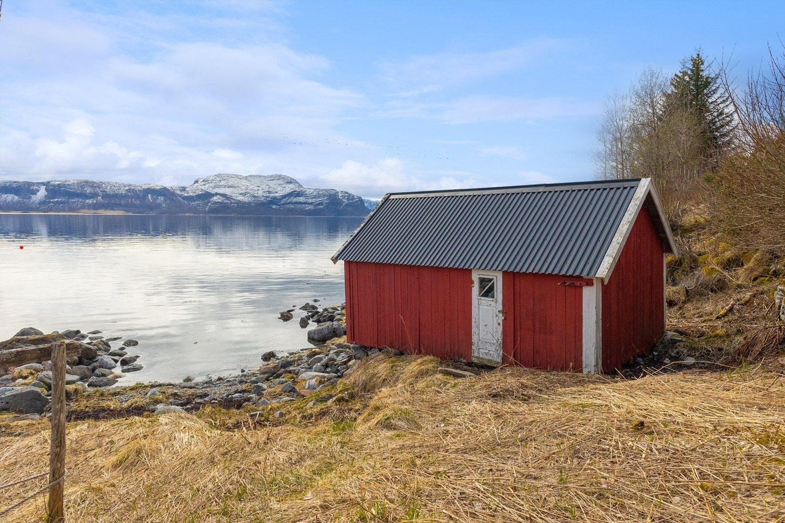 Naust medfølger. Galleribilde