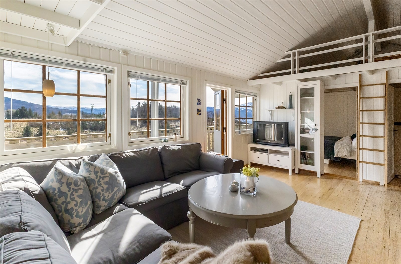 Innbydende stue med hems, der det er plass til ekstra gjester. Galleribilde