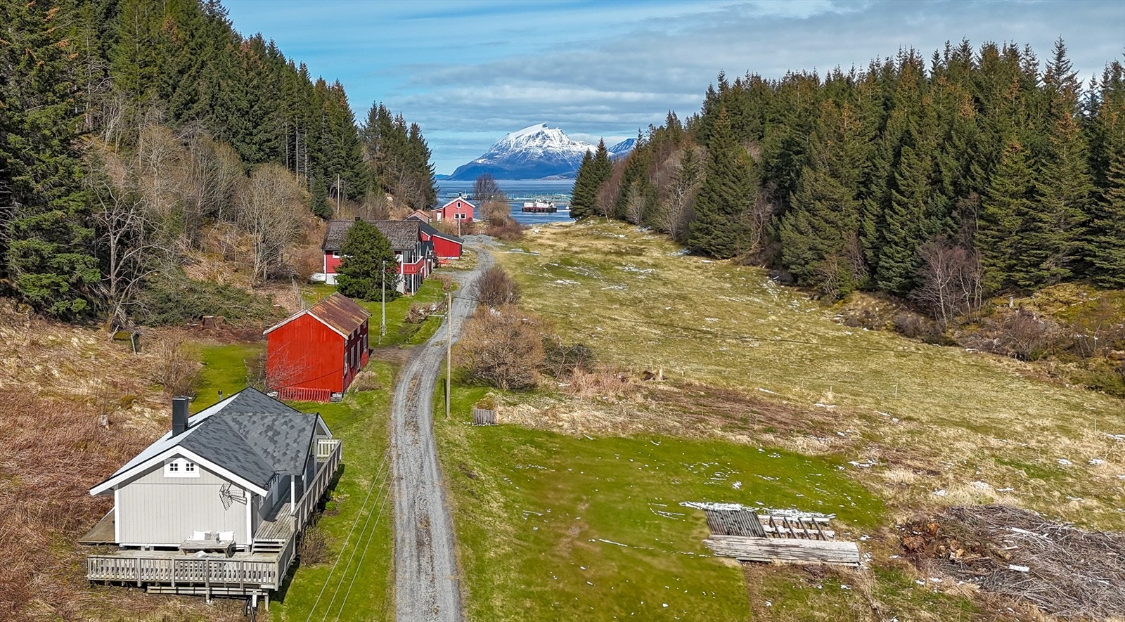 Romslig og solrik tomt. Galleribilde