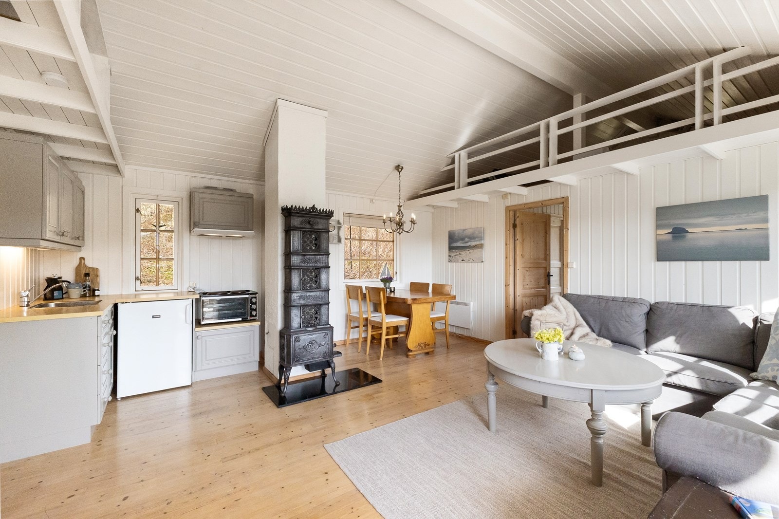 Mot kjøkken og stue. Herlig takhøyde! Galleribilde