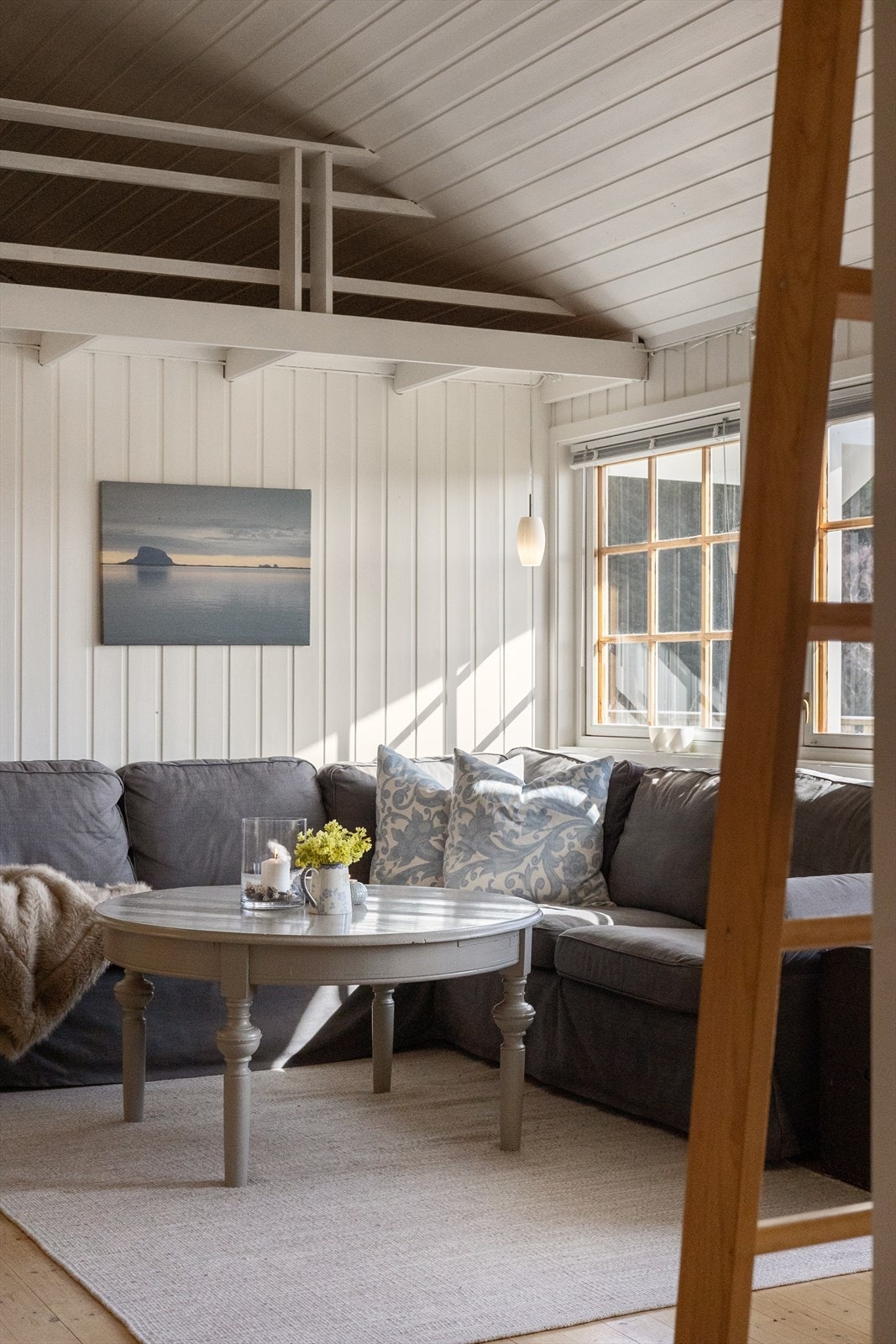 Møbler følger med salget av fritidsboligen, om ønskelig. Selger fjerner selvfølgelig møblene, dersom kjøper ønsker det. Galleribilde