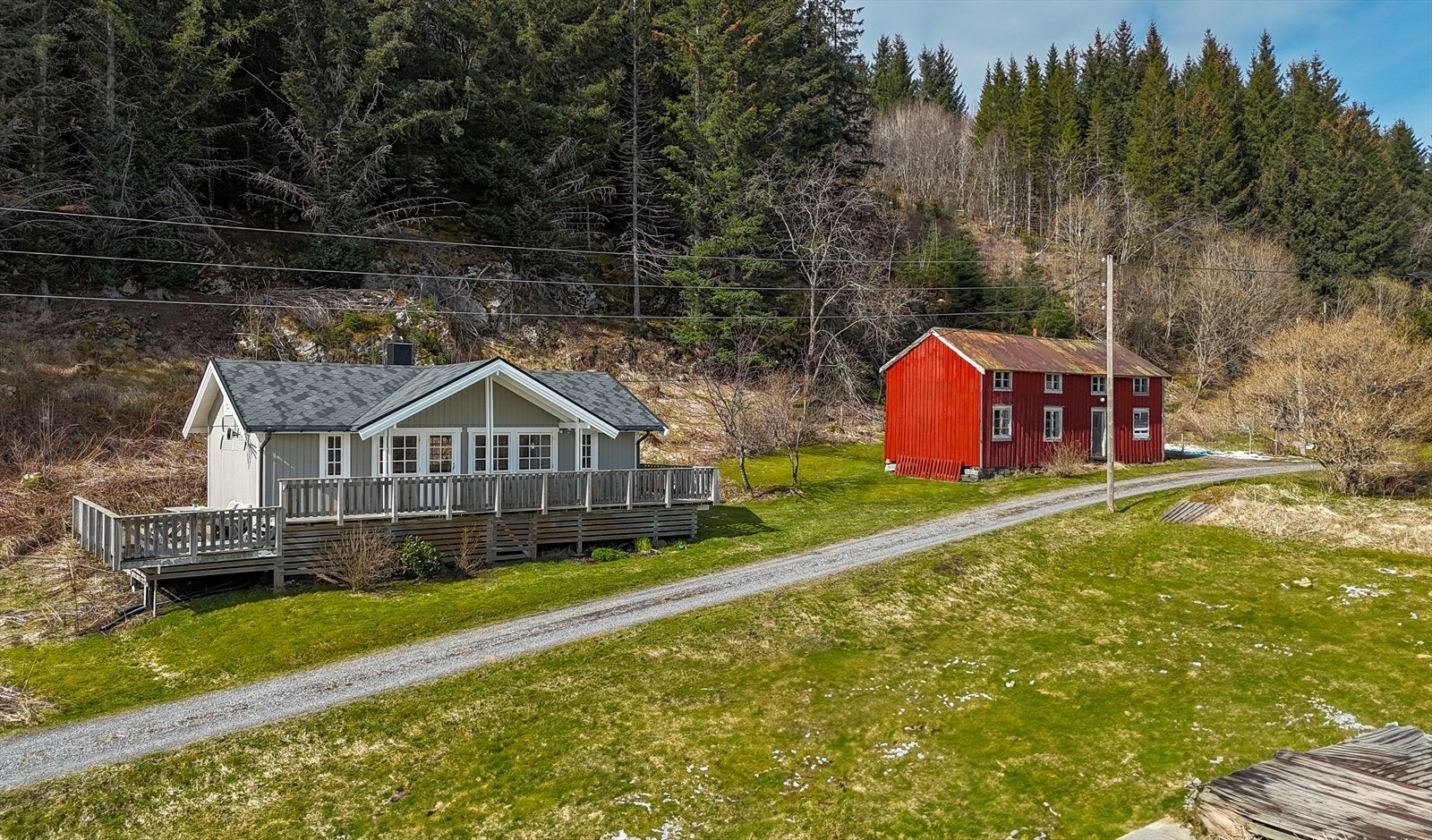 Eiendommen ligger i "le" for vind/uvær. Spennende enebolig/våningshus fra ca.1880 medfølger(har behov for rehabilitering) Galleribilde