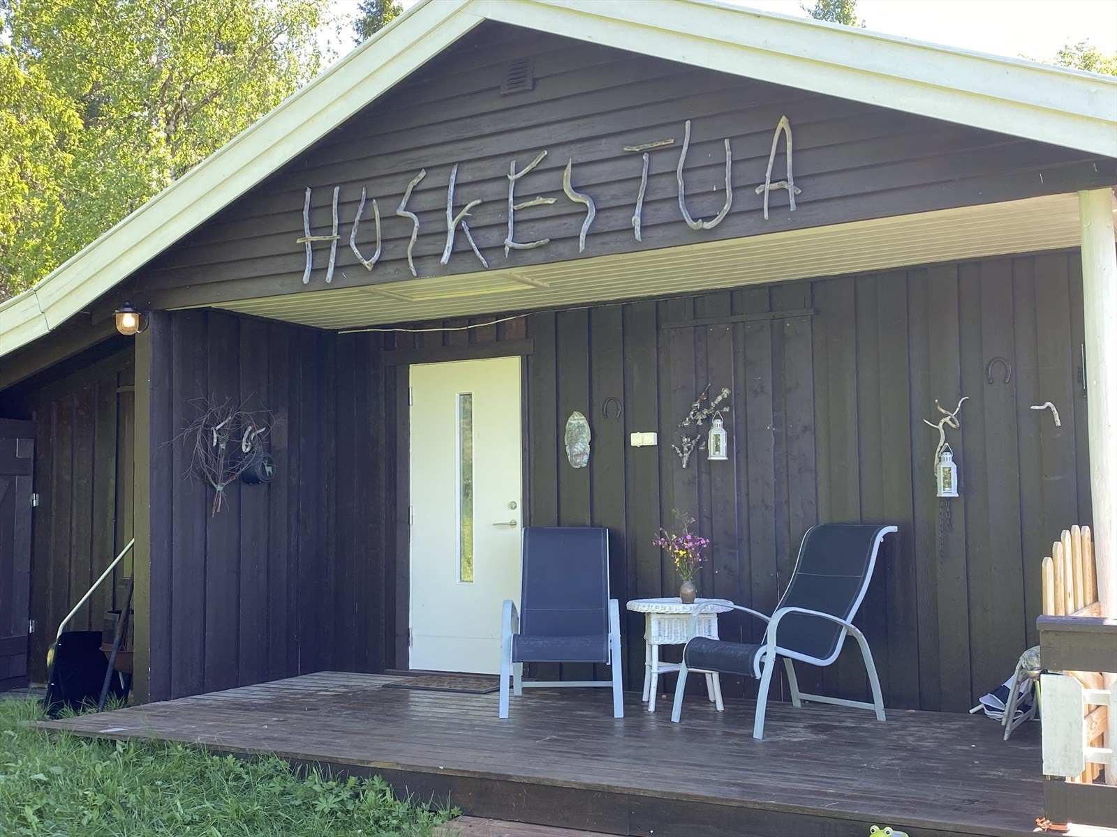 Hyggelig overbygget inngangsparti ønsker deg velkommen inn. Galleribilde