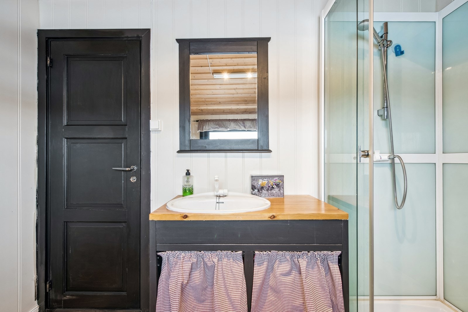 Lyst og pent baderom. Galleribilde