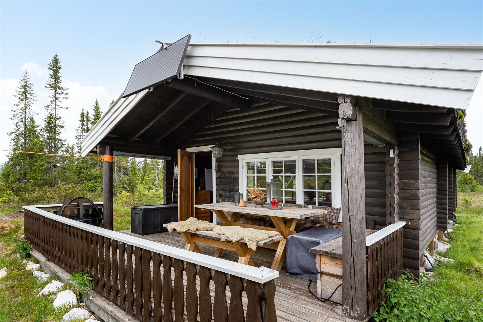 En fin og trivelig terrasse hvor man kan sitte ute selv om det regner. Galleribilde