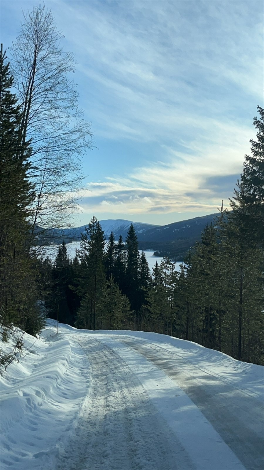 Engersjøen og mektige Skagsvola sett fra Lisætervegen. Galleribilde