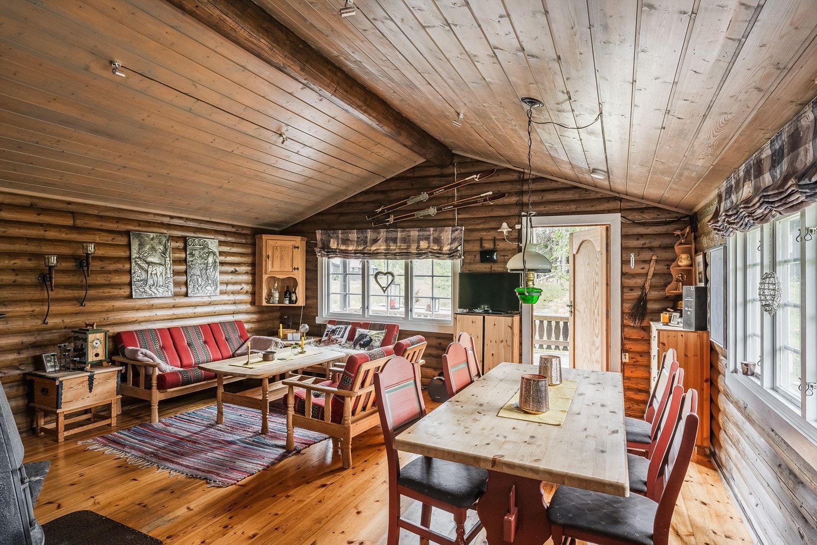 Et trivelig og sosialt allrom med åpen løsning til kjøkkenet. Galleribilde