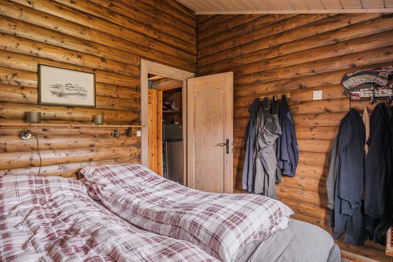 Hovedsoverom. Legg merke til at soverommene også har den fine skråhimlingen. Galleribilde