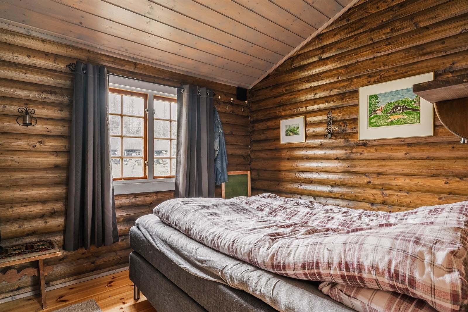 Hytta har 3 gode soverom, hvorav hovedsoverommet har plass ttil dobbeltseng. Samtlige soverom ligger vendt mot øst. Galleribilde