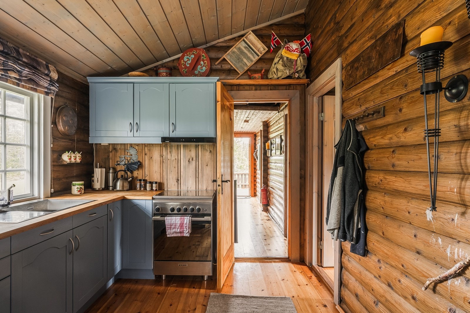 Hytta har et trivelig og pent kjøkken som står i stil med øvrige oppgraderinger. God lagringsplass i over- og underskap, samt fine arbeidsflater. Galleribilde