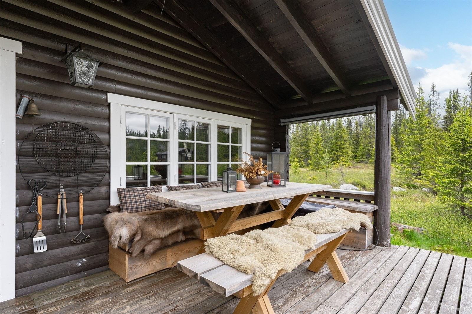 Den sørvendte, dels overbygde og fine terrassen innbyr til kos og hygge! Galleribilde