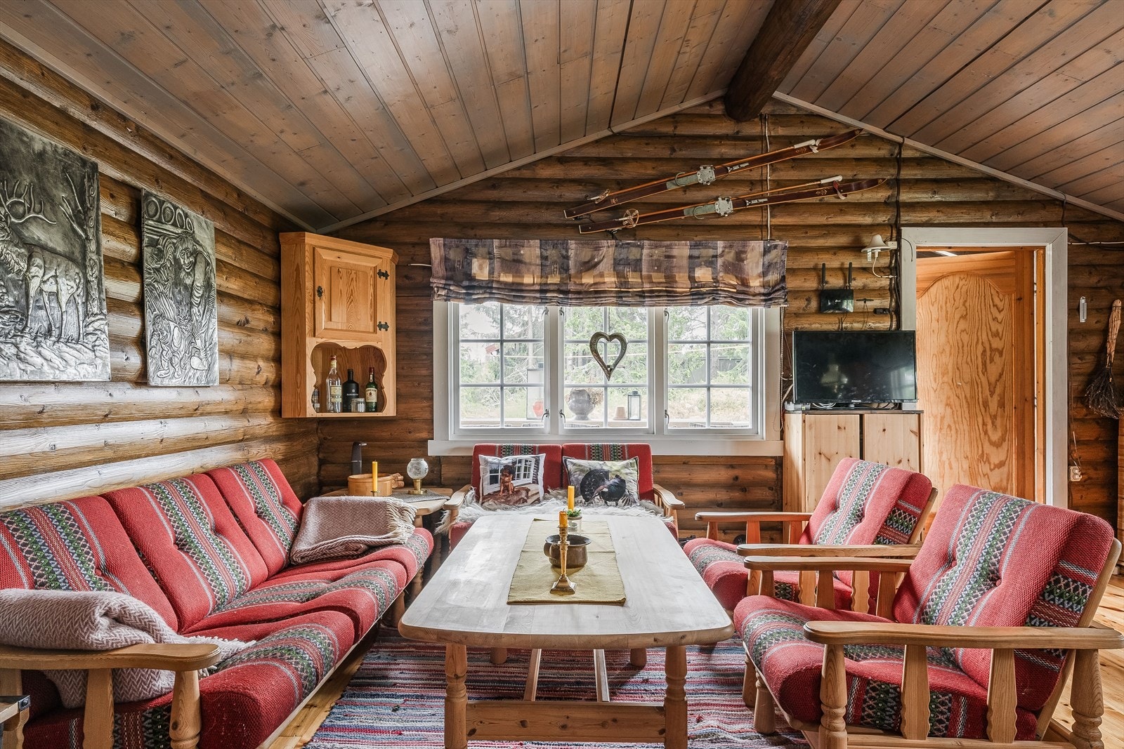 Stuen har plass til både sittegruppe- og spisegruppe, og har utgang til sørvendt veranda. Galleribilde