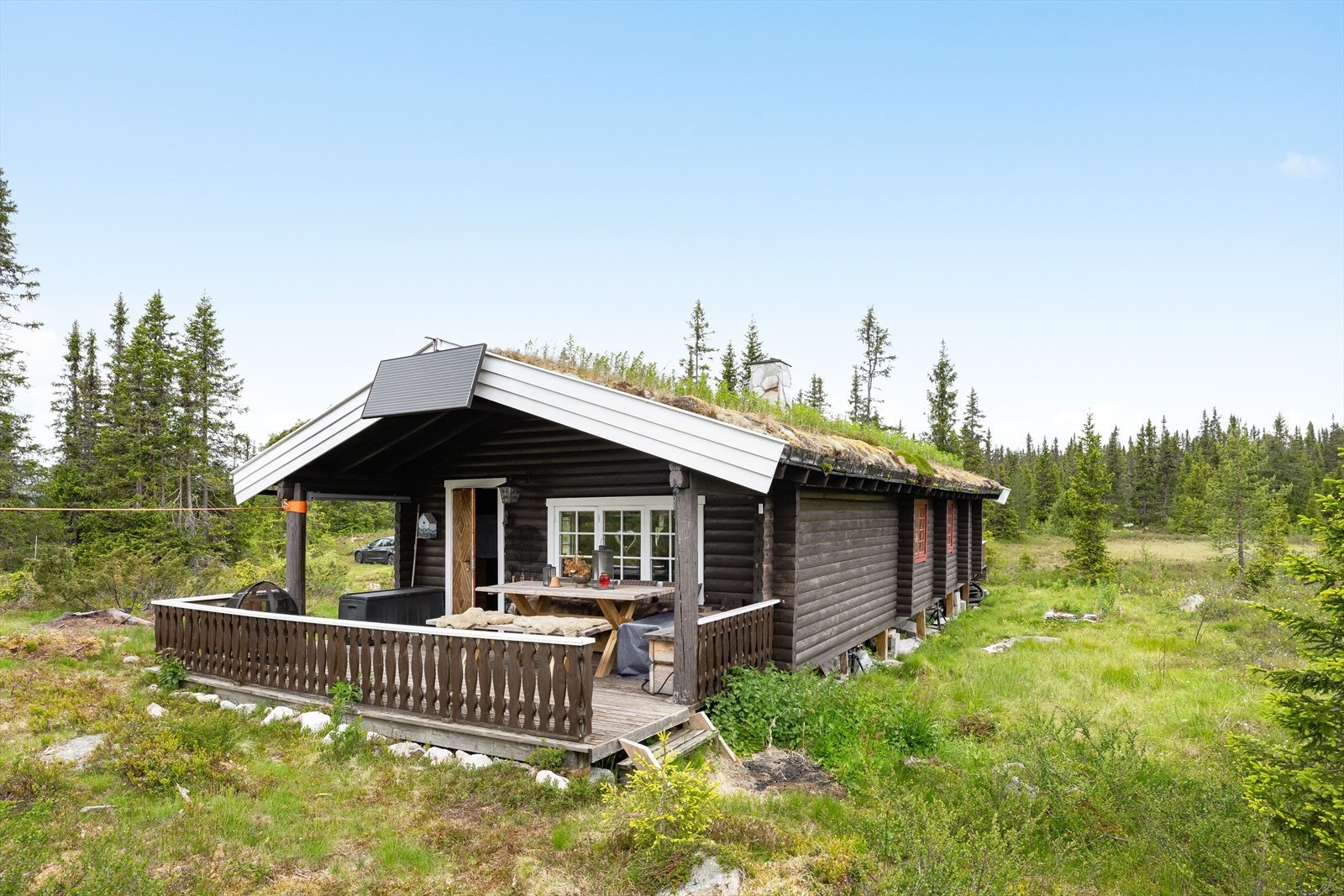 Eiendommen ligger i magiske omgivelser for deg som er glad i friluftsliv året rundt. Vinterstid går skiløypa kun ca. 70 m. fra eiendommen. Galleribilde