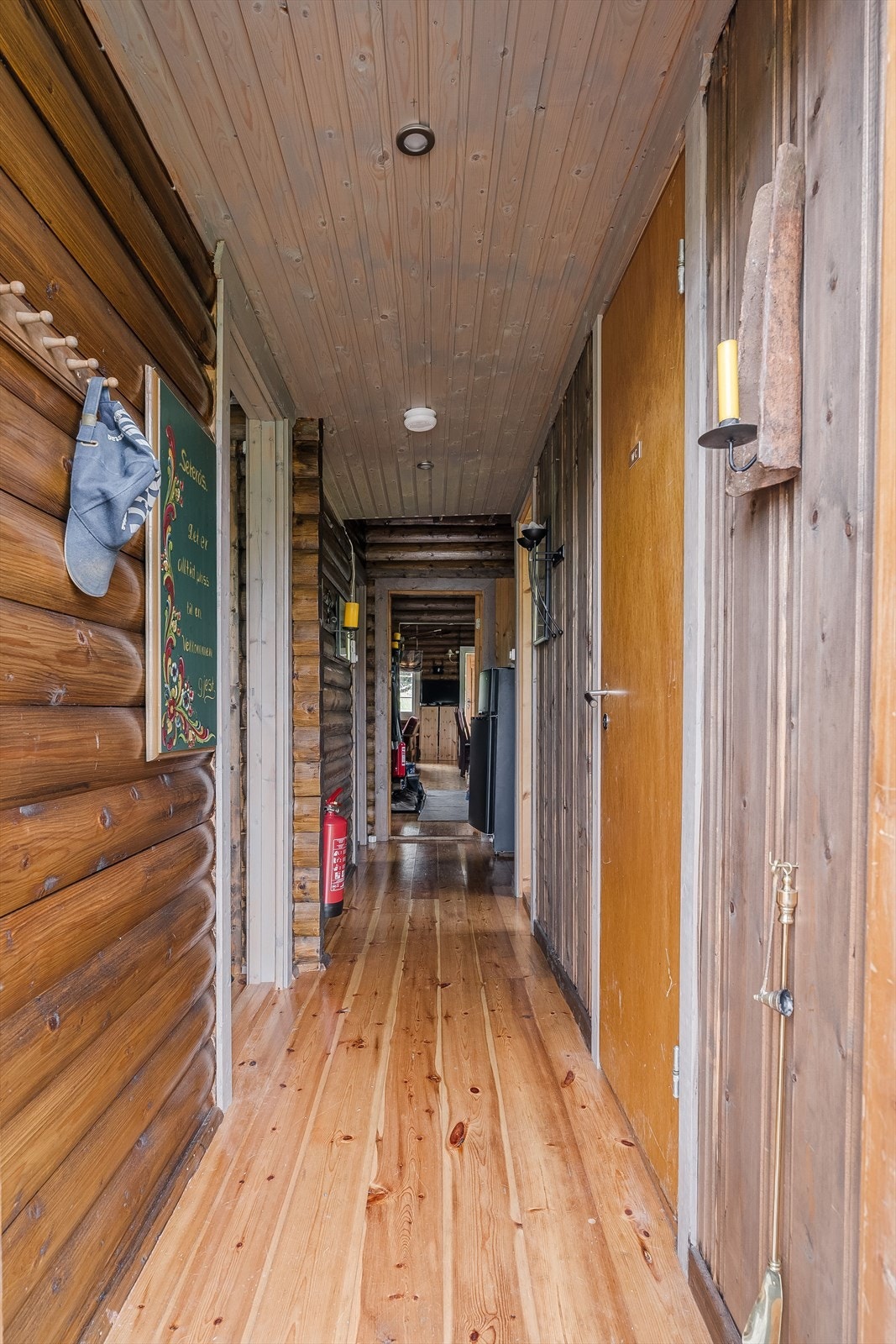 Vel inne møtes du av en gang som fører til samtlige soverom, sanitærrom og do-rom før den åpne løsningen mot kjøkken og stue. Galleribilde