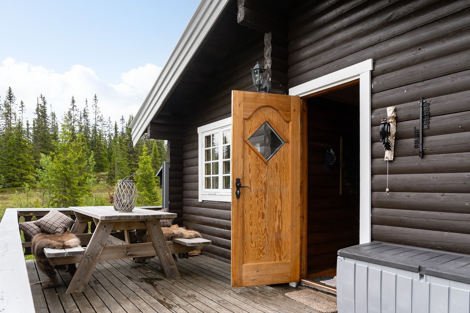 Velkommen! Inngangspartiet er tillknyttet en veranda med plass til sittegruppe. Galleribilde