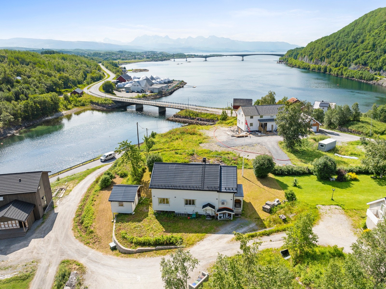 Det er flotte utearealer med god plass til ulike aktiviteter eller sittegrupper. Galleribilde