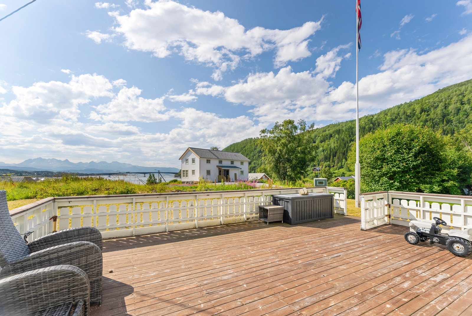 Terrasse med plass til utemøblement og oppbevaring. Galleribilde