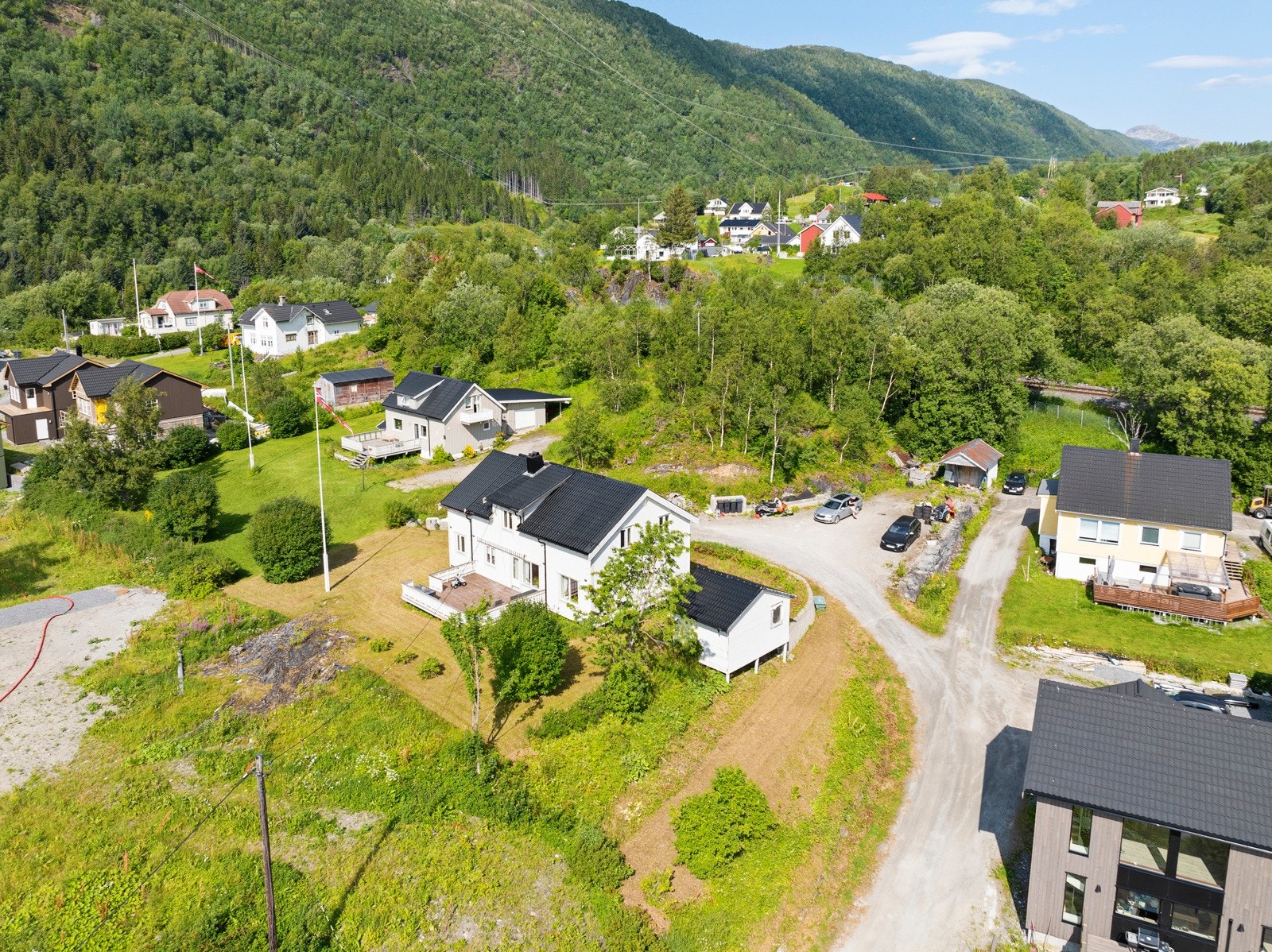 Hvis du og din familie er aktive og setter pris på turer, friluftsliv og trening i naturen, har dere mange fantastiske muligheter nesten rett utenfor døren. Galleribilde