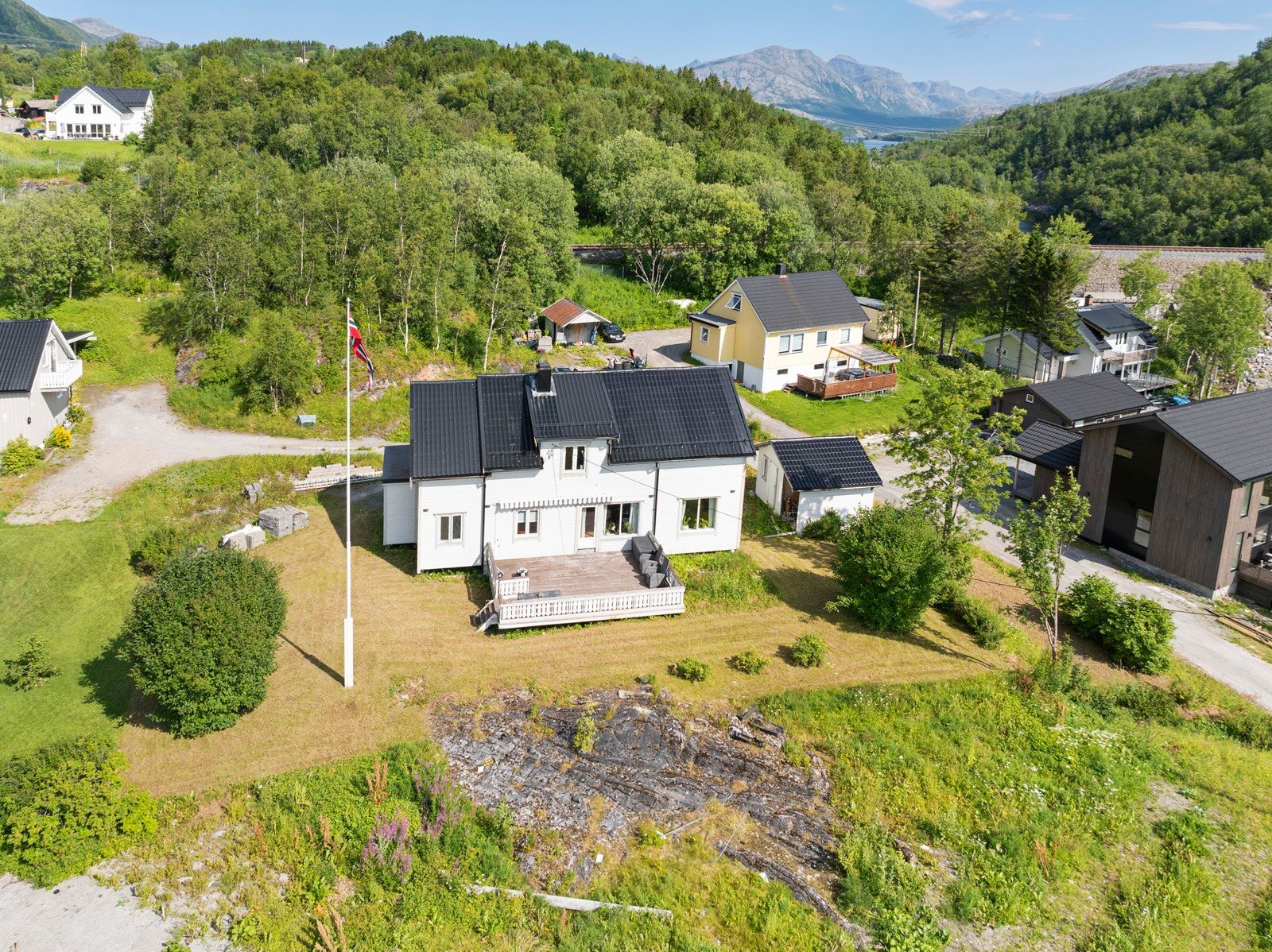 Boligen ligger fint til i Hopen med mange fasiliteter en liten kjøretur unna. Galleribilde
