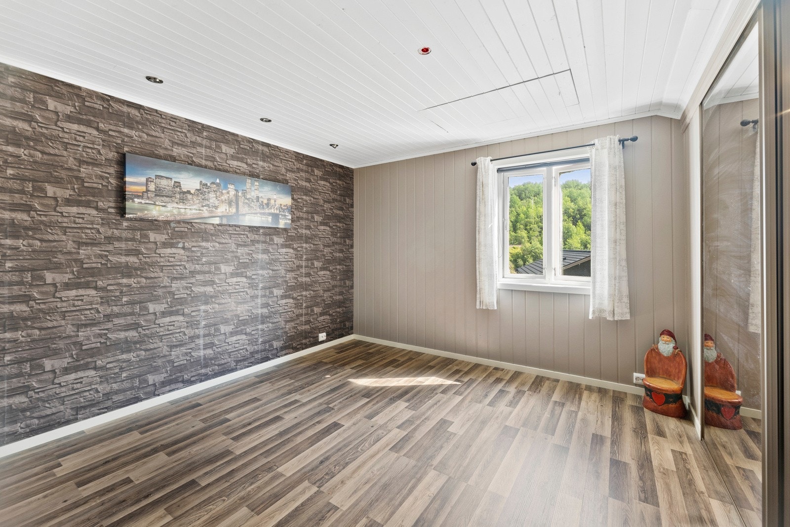 Hovedsoverommet er moderne med fint fin utsikt og plass til dobbeltseng. Galleribilde