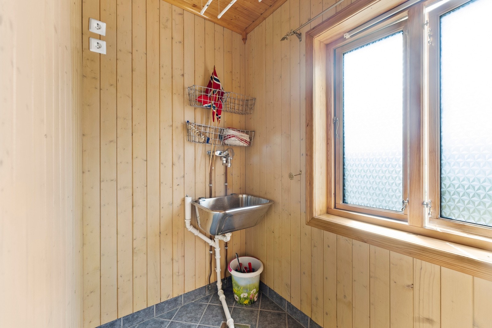 Store vindusflater som gir rikelig med lys. Galleribilde