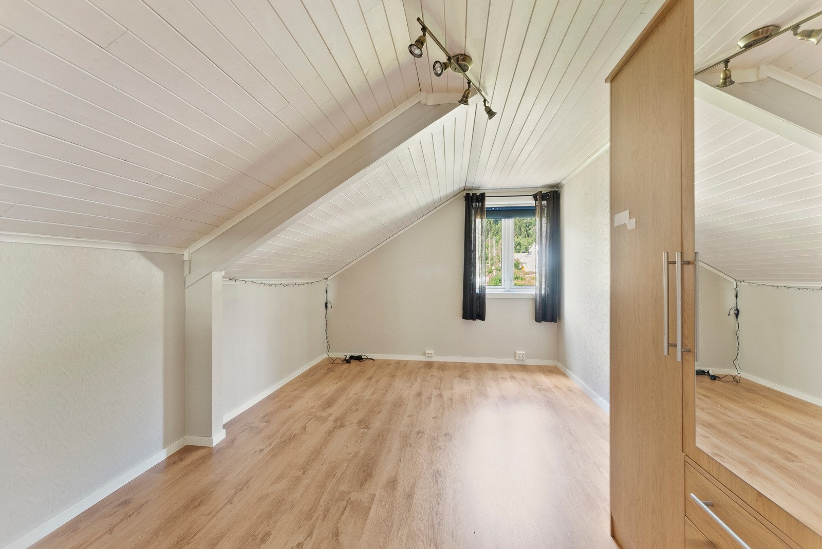 Lyst soverom med vindu som slipper inn rikelig med natulig lys. Galleribilde