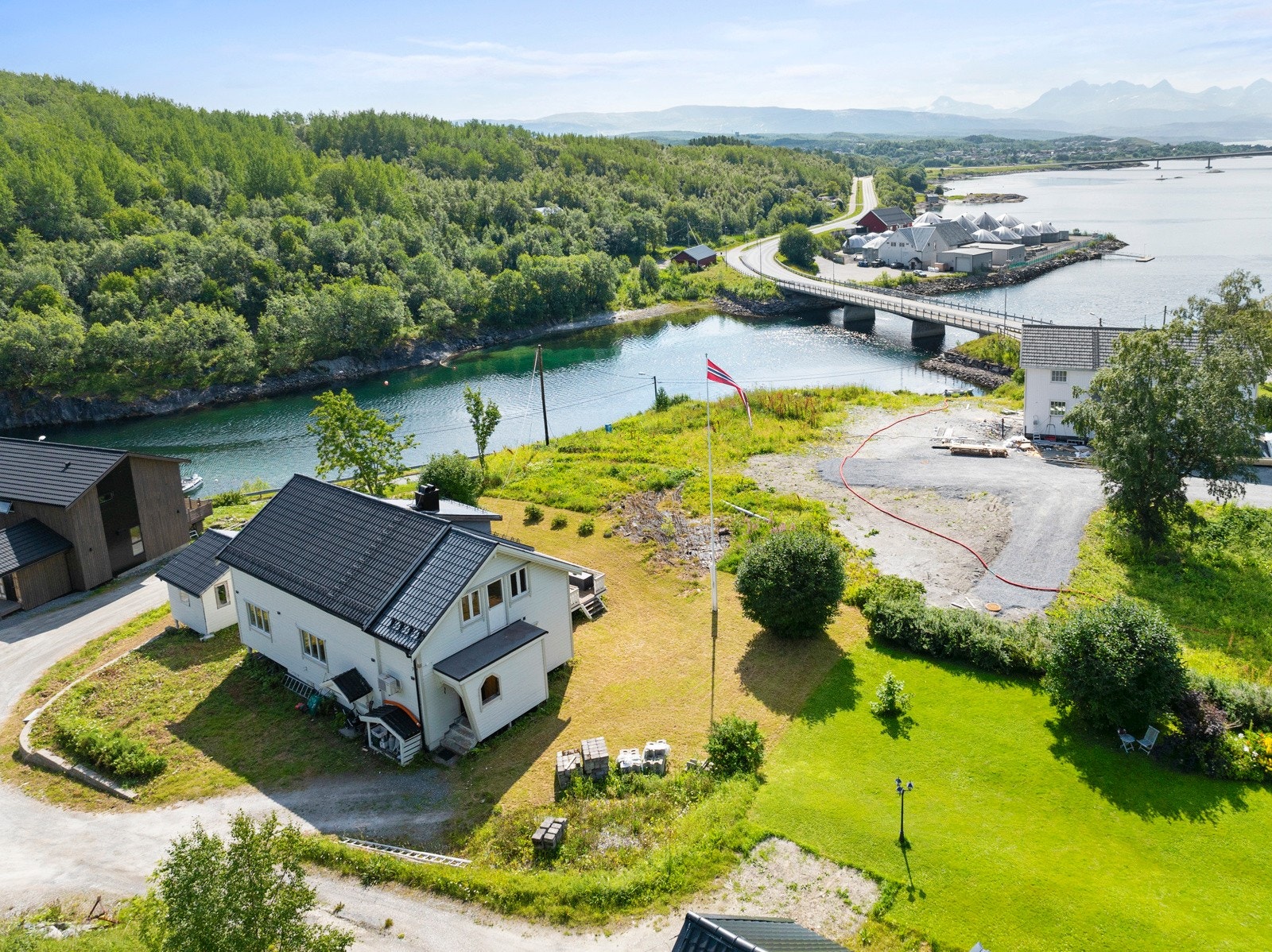 I de nermeste 10 minuttene med kjøring kommer du deg både til Tverlandet skole, Løding barnehage, Galleribilde