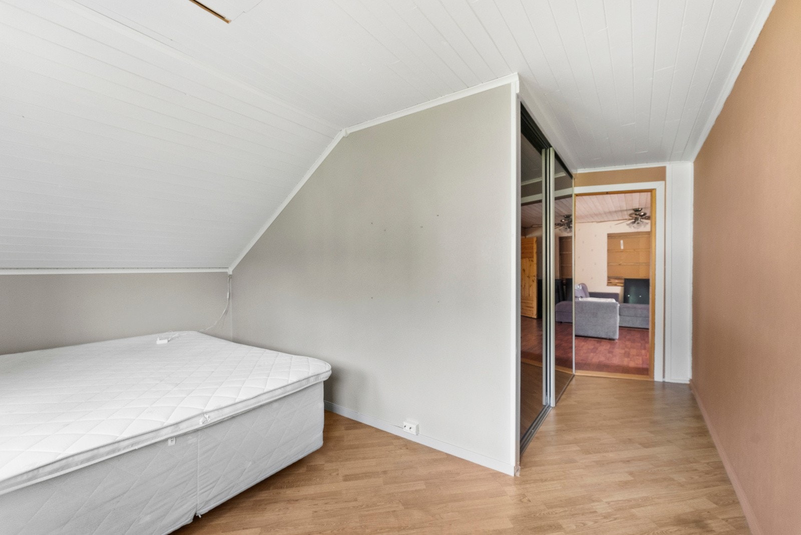 Soverom med plass til dobbeltseng og garderobe. Galleribilde