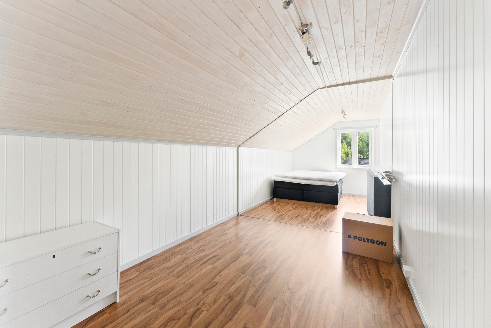 Her er det god plass til dobbeltseng og møblement. Galleribilde