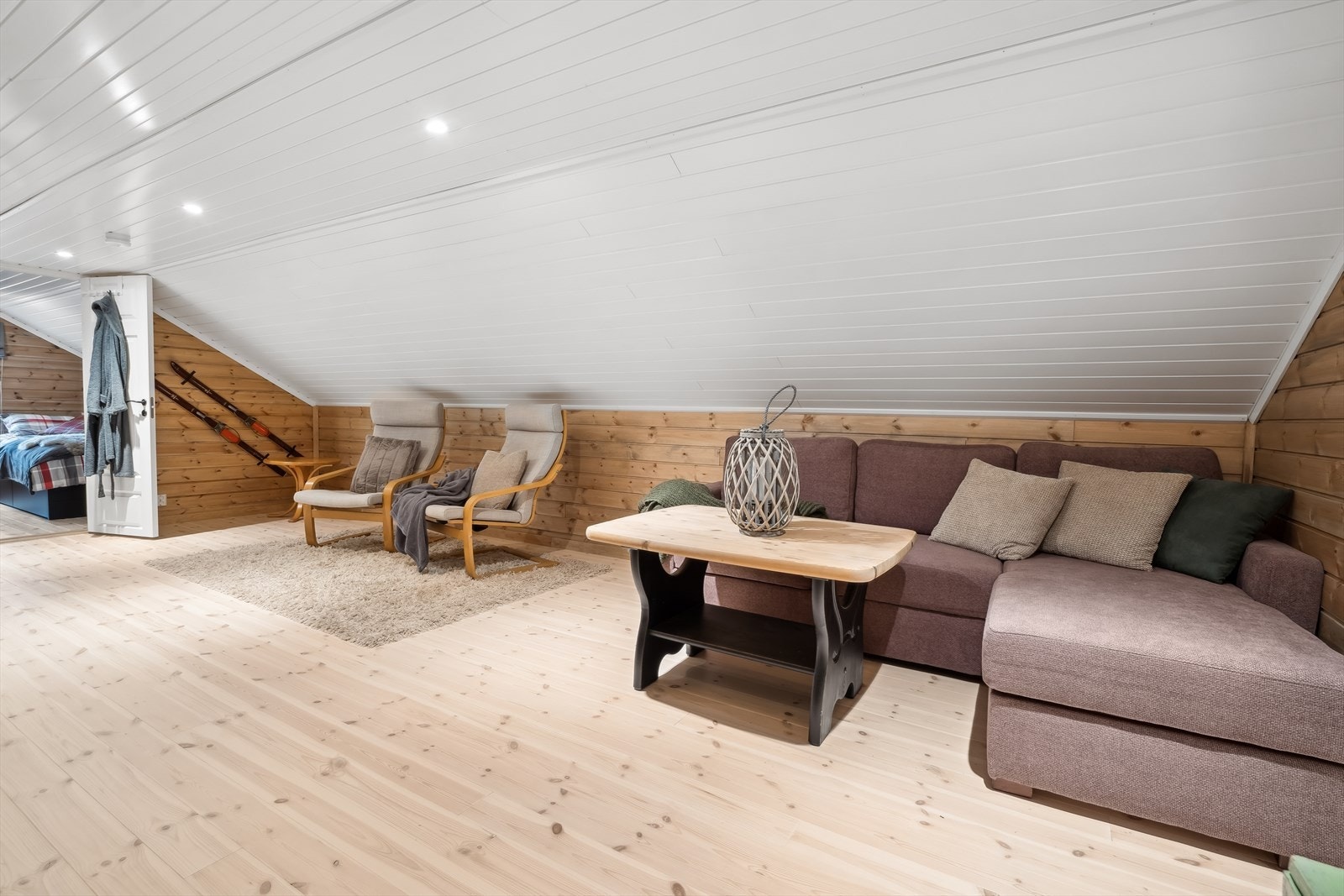 Romslig loftstue. Galleribilde