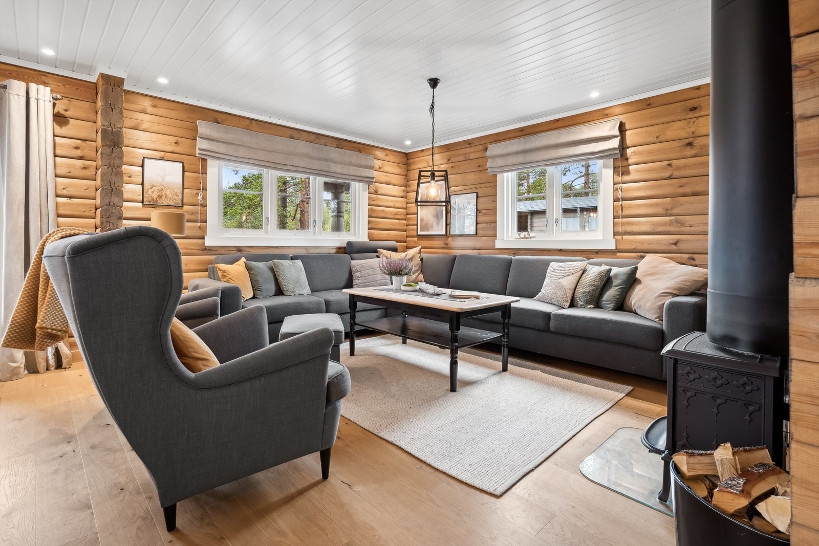 Stuen er romslig og har også plass til en stor sofagruppe. Galleribilde