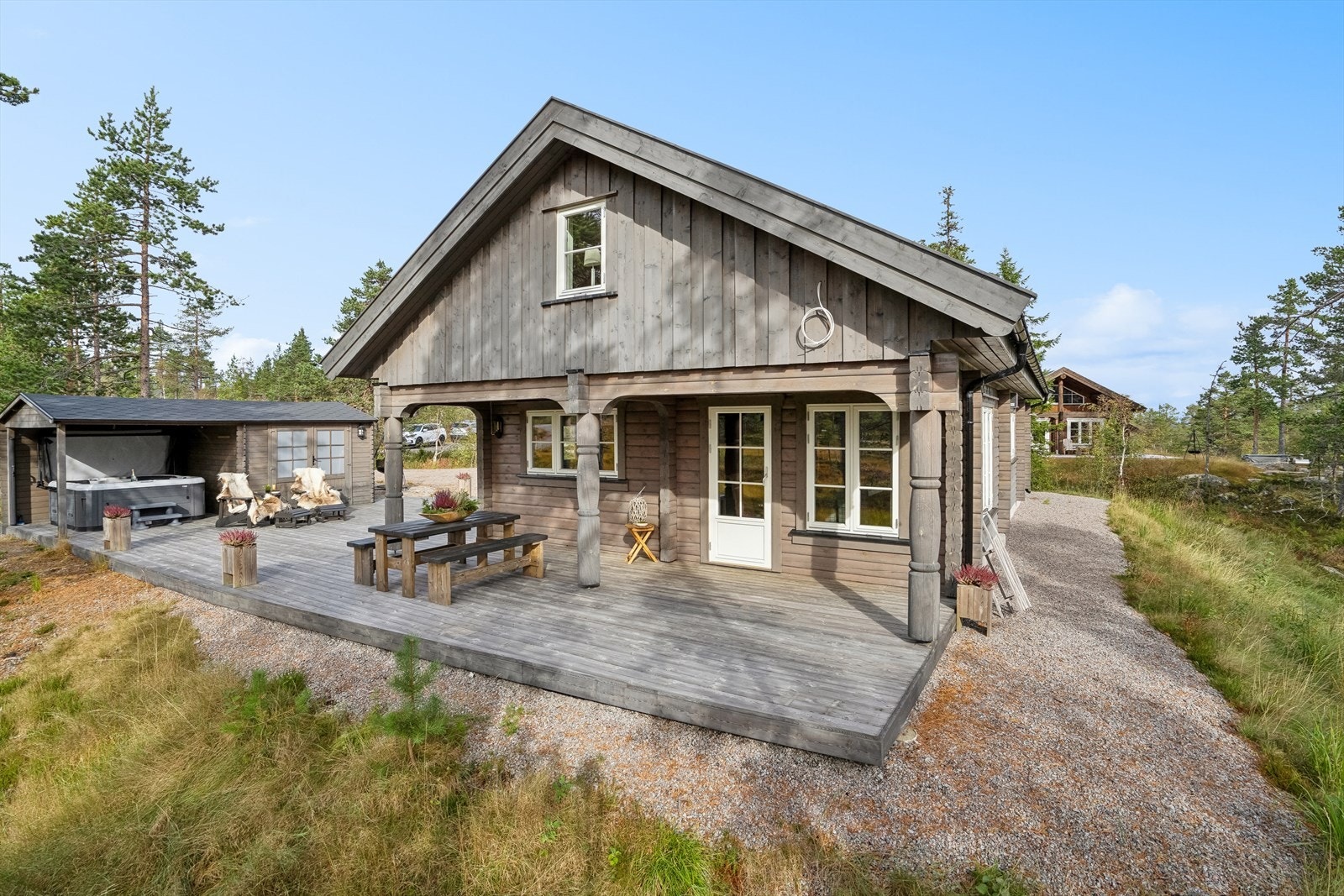 Flott uteområde med blant annet delvis overbygget platting utenfor stuen. Galleribilde