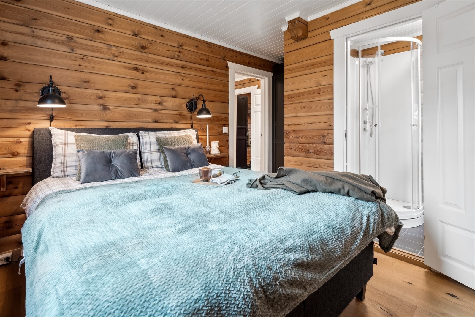 Romslig soverom med eget bad. Galleribilde