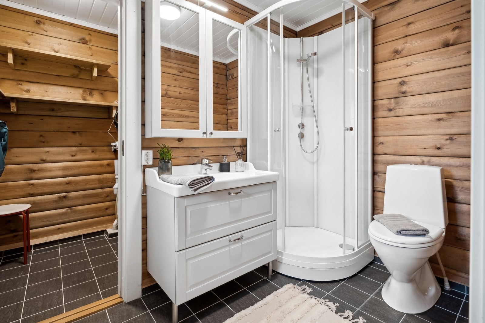 Bad i 1. etasje. Bodplass innenfor badet. Galleribilde