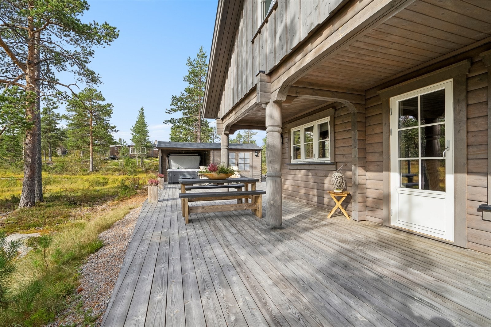 Fra stuen er det utgang til delvis overbygd terrasse. Galleribilde