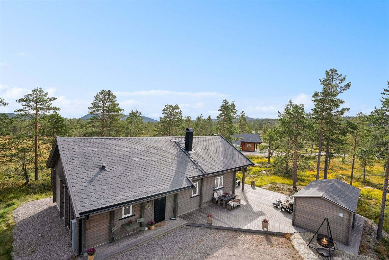 Stort terrasseområde som gir et ekstra uterom. Galleribilde