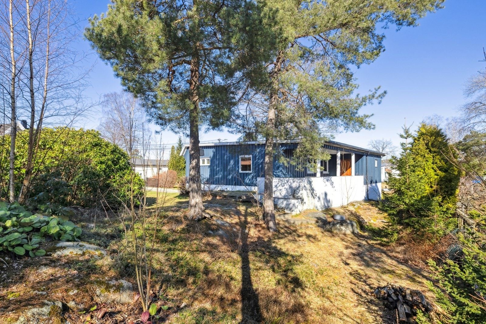 Boligen har overbygd inngangsparti/adkomstterrasse Galleribilde