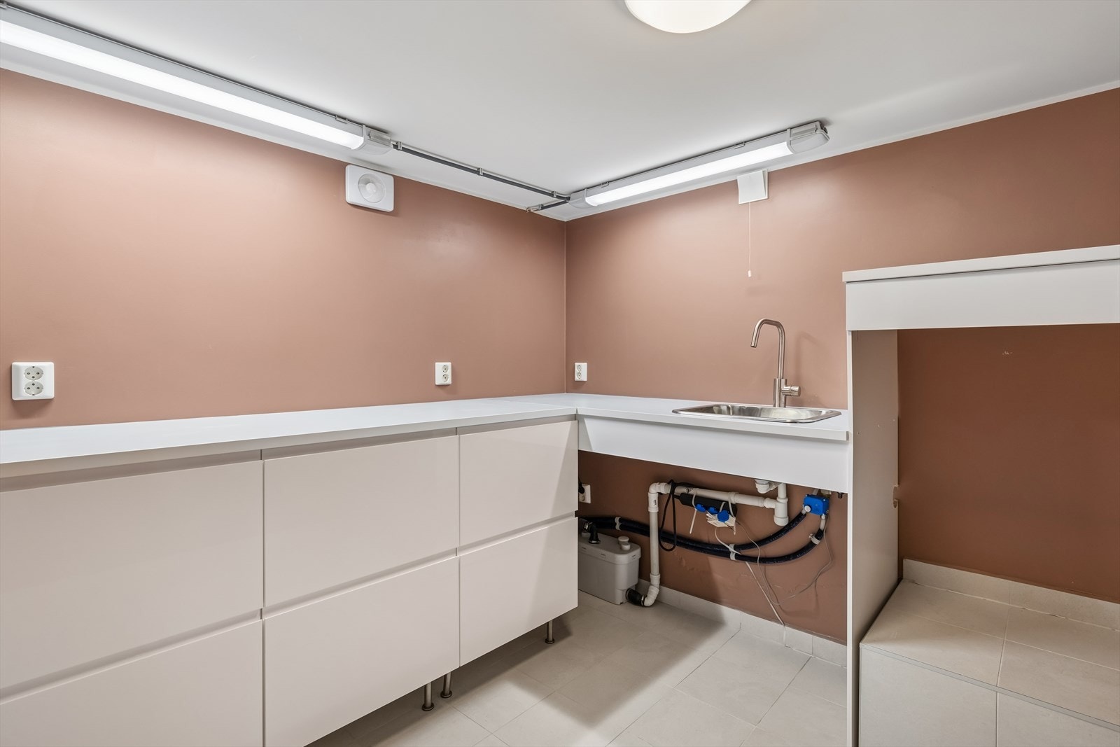 Kjellerrom med opplegg for vaskemaskin Galleribilde